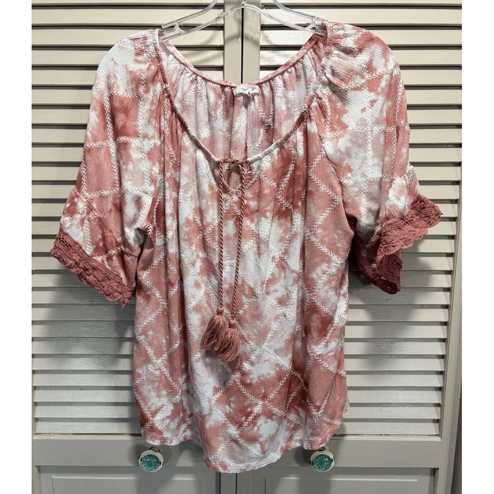 Maurices Mauve/White Tie Dye Short Sleeve Elastic Hem Scoop/Tie Neck Size 0 - Picture 1 of 7